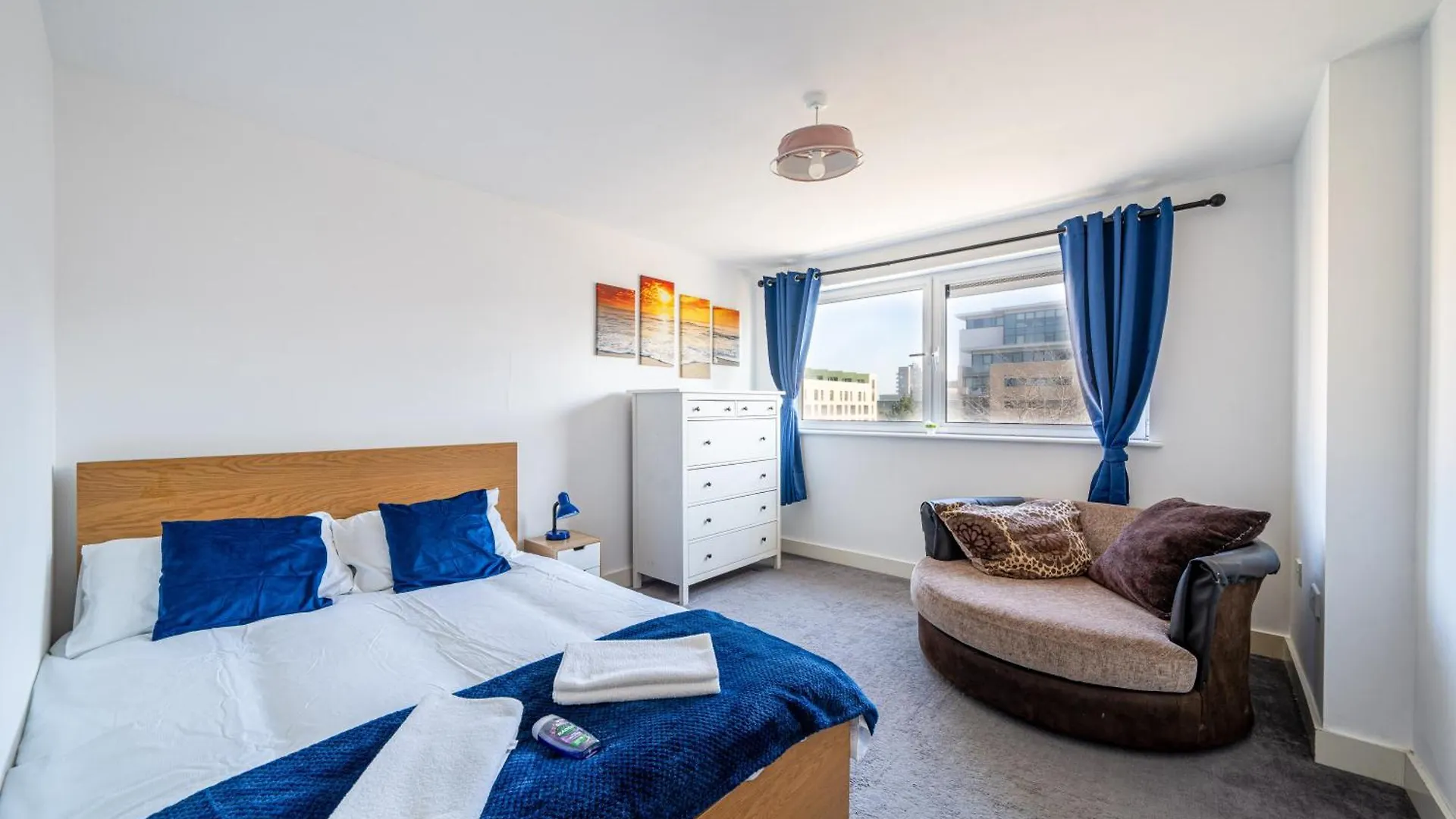 Chic Lakeside Apartment W Free Parking Near Excel Londres