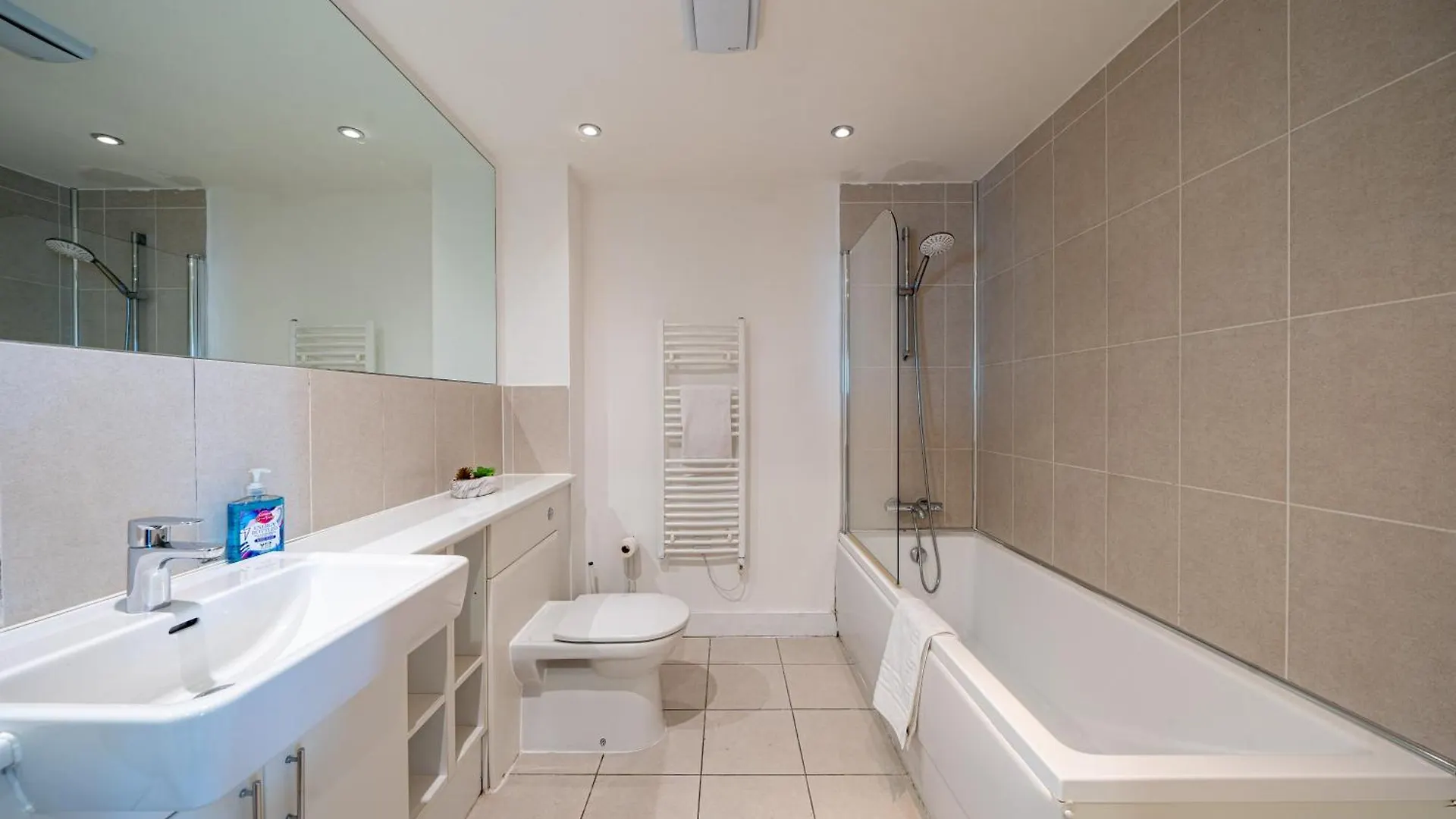 Chic Lakeside Apartment W Free Parking Near Excel Londres Reino Unido