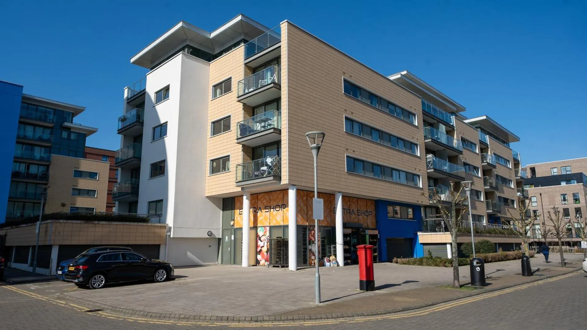 Chic Lakeside Apartment W Free Parking Near Excel Londres